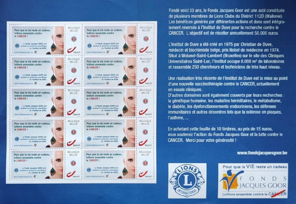 Photo de la planche de 10 timbres à acheter pour soutenir le Fonds Jacques Goor.
Les 10 timbres sont alignés en 2 colonnes sur la partie gauche de la feuille. La partie droite de la feuille est principalement occupée par un texte explicatif, et sous ce texte se trouve les logos ds Lions Club et du Fonds Jacques Goor.